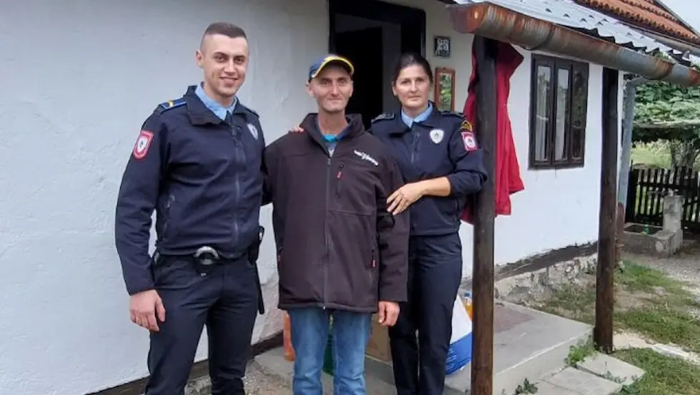 (FOTO) Policajci iz Doboja pokazali veliko srce: Hrana, novac i plaćeni računi za sugrađanina u nevolji