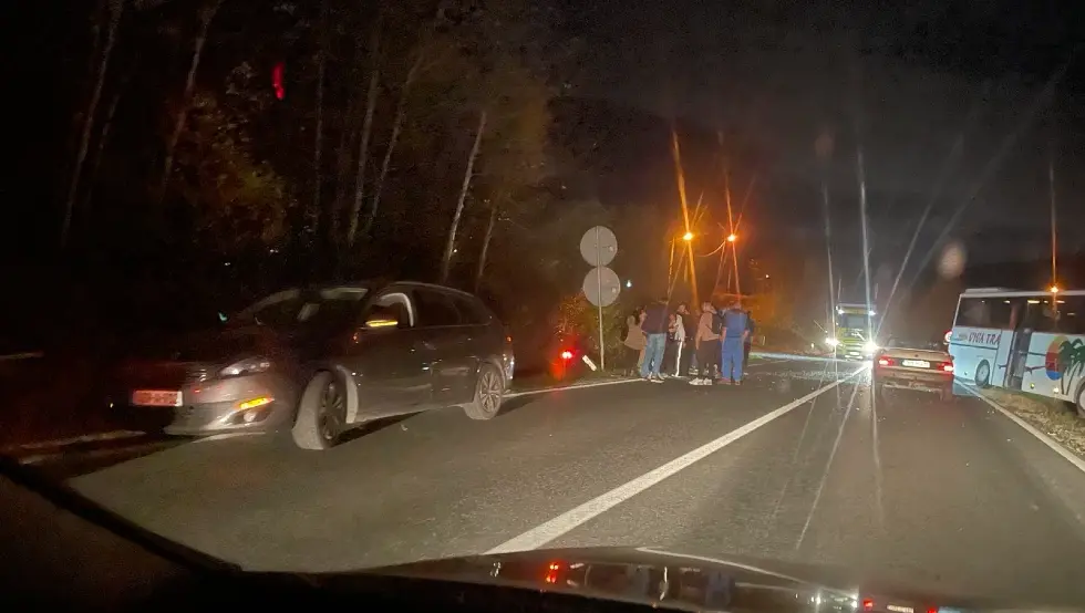 Верићи: Судар аутобуса и аута, једно возило завршило у каналу