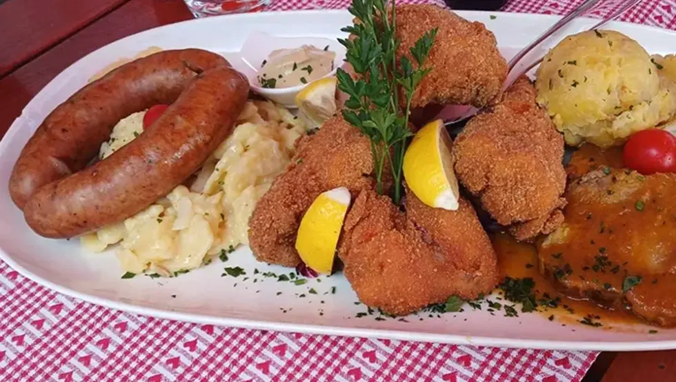 Kranjska kobasica u restoranu Žerjav