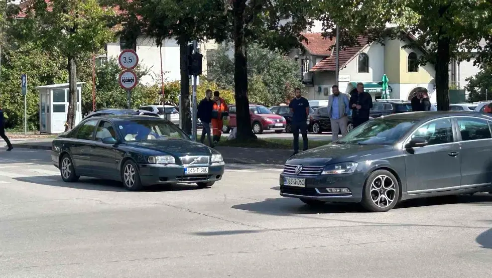 Sudar dva auta i motora u Novoj varoši, otežan saobraćaj