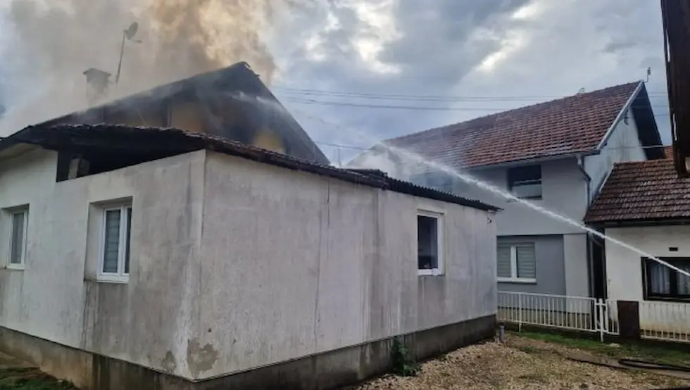 Požar u banjalučkom naselju Derviši, zahvaćeno potkrovlje kuće