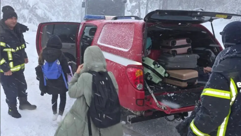Drama na Divčibarama: Dva autobusa puna đaka ostala zaglavljena u snijegu