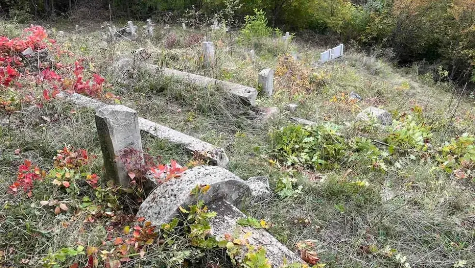 Оскрнављено гробље