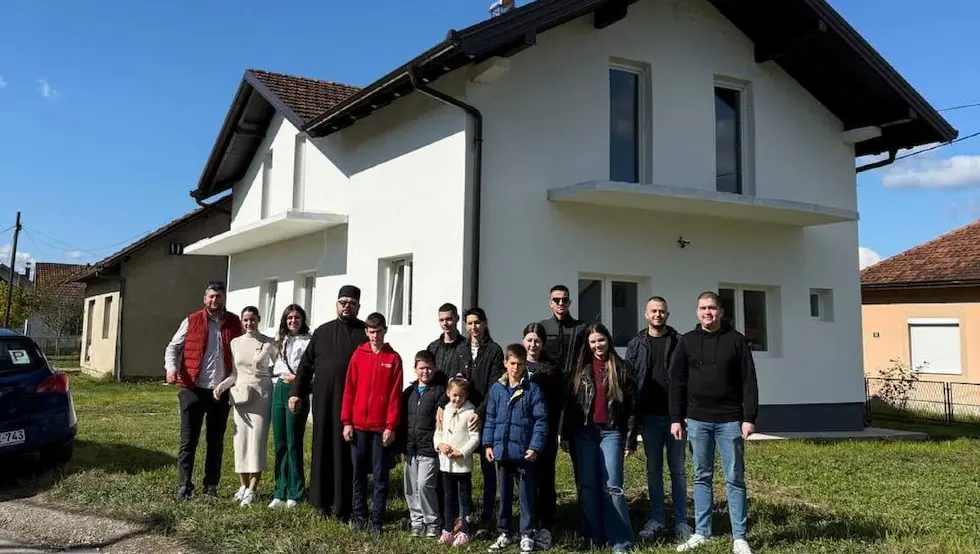 (FOTO) Banjaluka: Osmočlana porodica Gašić dobila krov nad glavom, godinama živjeli u dvije prostorije