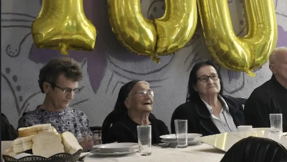 (ФОТО/ВИДЕО) Стана Митрић из Подоругла прославила 100. рођендан: Погледајте како су је обрадовали најмилији