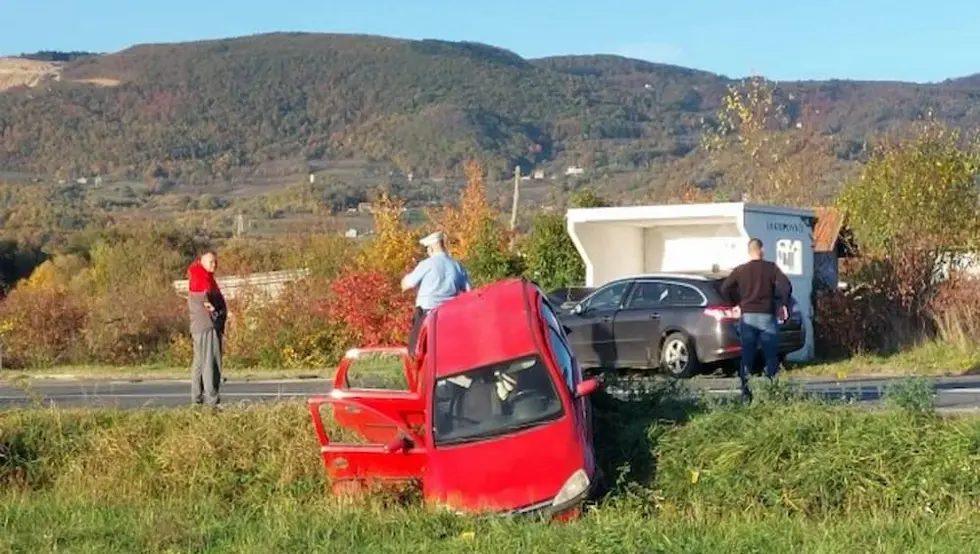 Незгода у Приједору: Аута слетјела са пута, има повријеђених