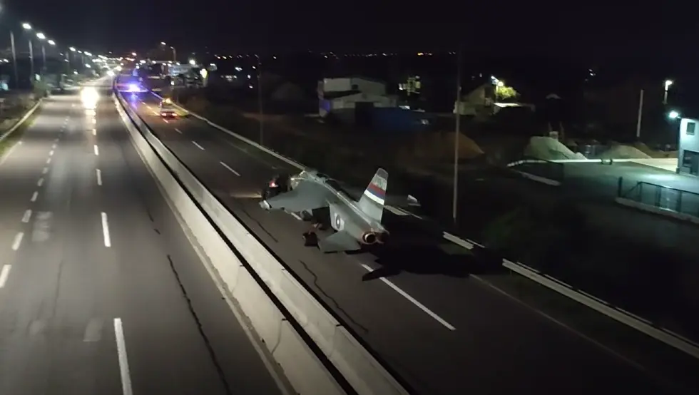 Borbeni avion drumom stigao iz Laktaša u Banjaluku