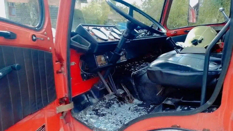 Drama u Gračanici: Vatrogasci došli po pozivu na teren, pa napadnuti, razbijeno staklo na vozilu