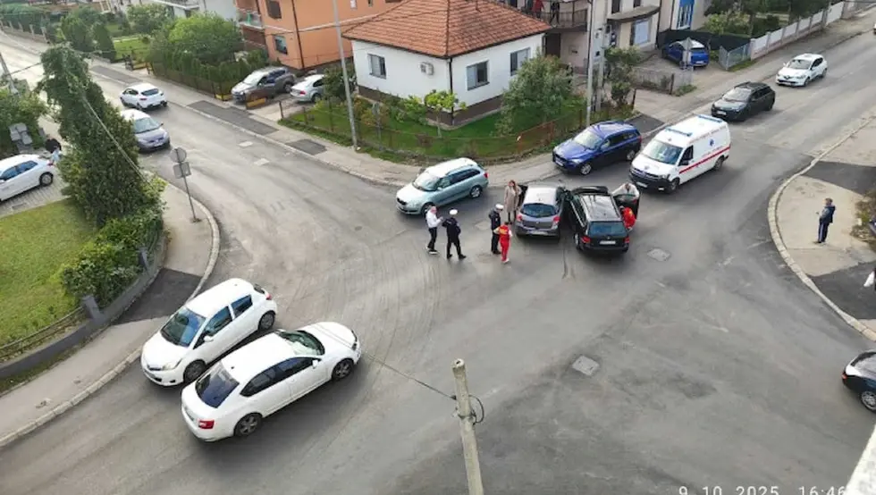 Zbog nesreće saobraćaj se odvija otežano: Sudar dva vozila u banjalučkom naselju