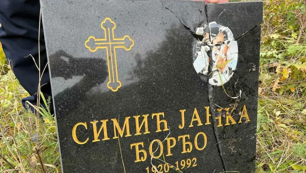 Разбијен споменик на православном гробљу