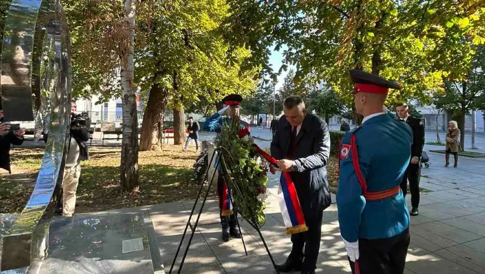 Minić položio vijence na spomenik 12 beba i spomenik poginulim borcima u Banjaluci