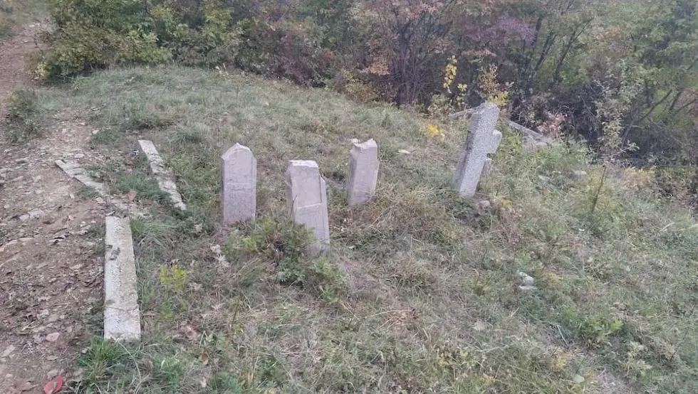 Оскрнављено гробље