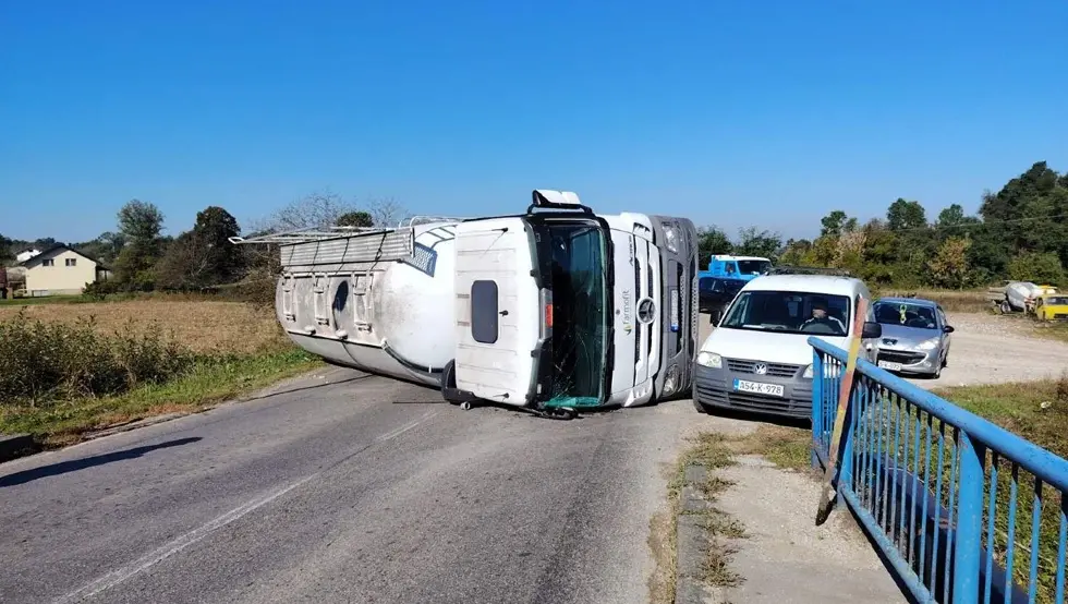 Prevrnuo se kamion na putu Srbac - Razboj: Obustavljen saobraćaj za teretna vozila