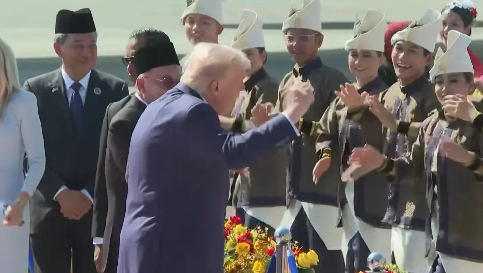 Трамп стигао у Малезију па заплесао након што је изашао из авиона