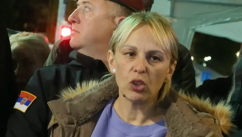 (ВИДЕО) Дијана Хрка прекинула штрајк глађу: Остаје испред Скупштине