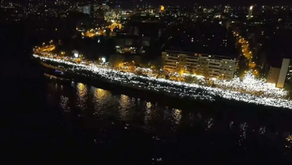 Комеморативни скуп у Новом Саду завршен тишином и поруком на транспаренту