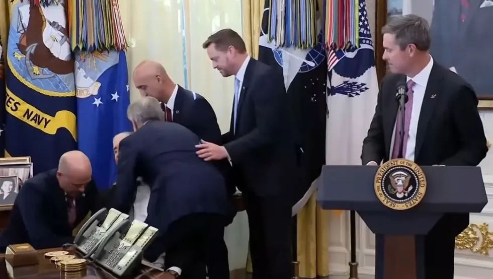 Директор фармацеутске компаније се онесвијестио током конференције са Трампом