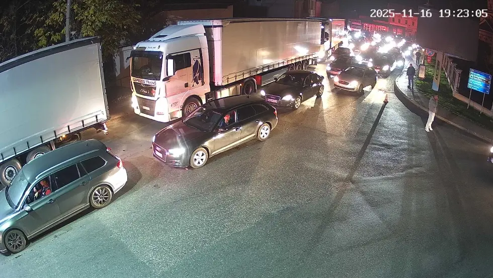 Велике гужве на ГП Градишка: "Чекамо од 17 часова, нестало и струје"