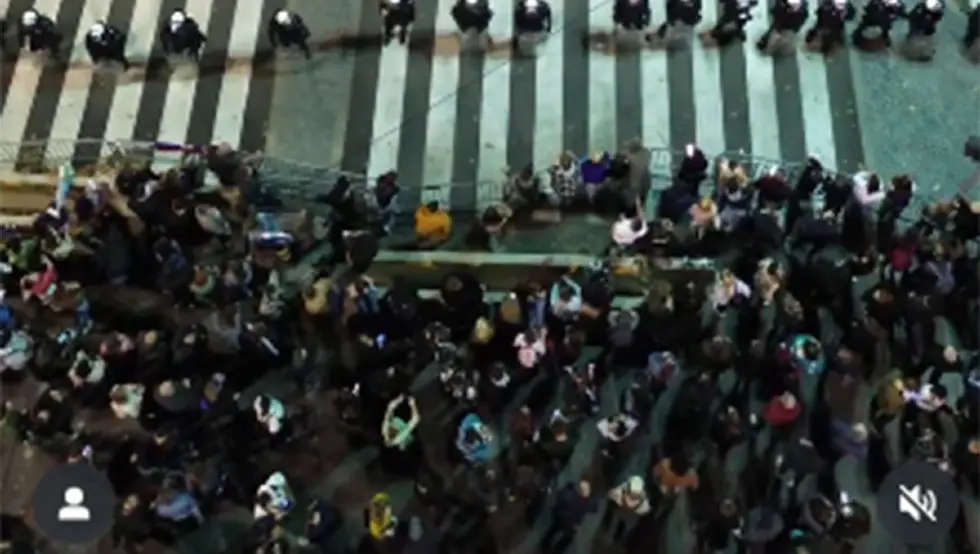 Топовски удари, бакље и петарде испред Скупштине Србије