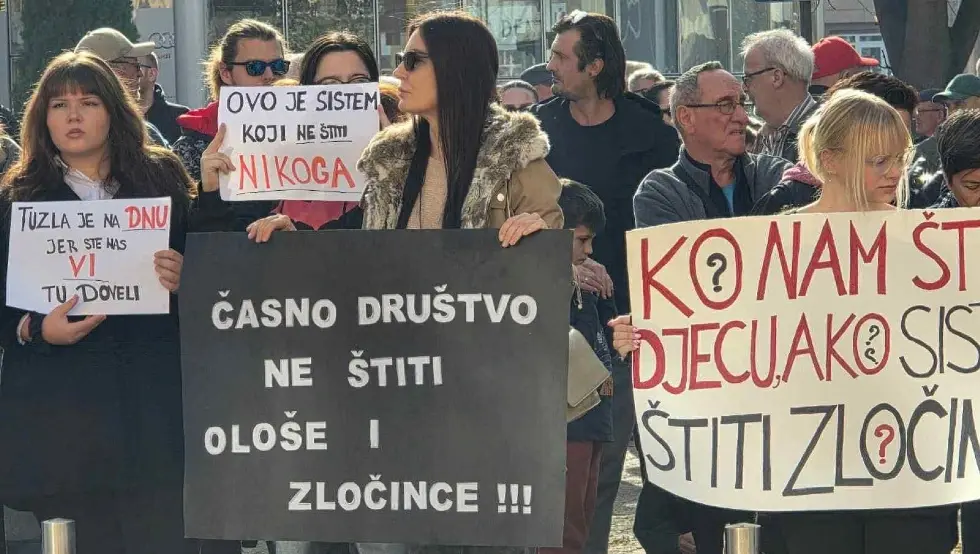 (ФОТО) Протести у Тузли: "Доста је шутње и неодговорности"