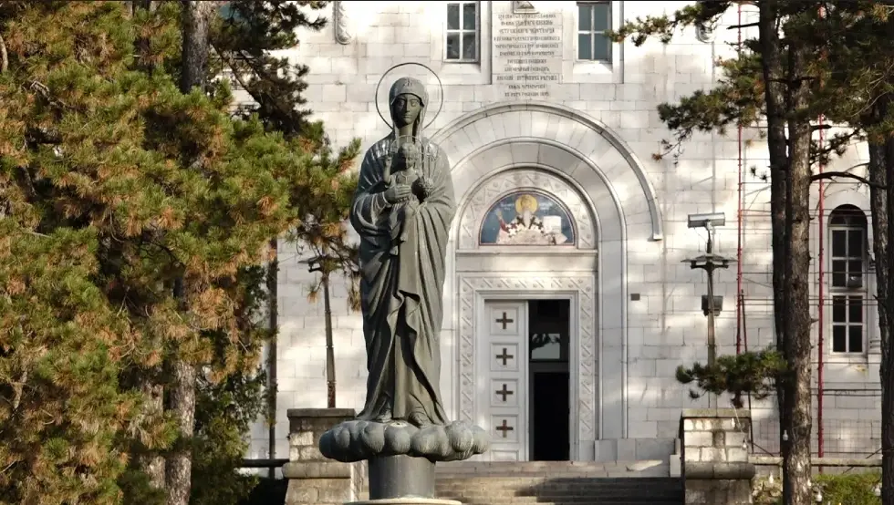 Oбијена Саборна црква Светог Василија Острошког