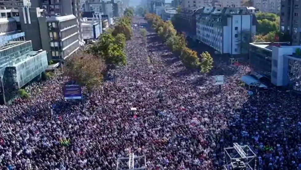 Десетине хиљада људи на улицама Новог Сада и Србије: Одају почаст страдалима под надстрешницом