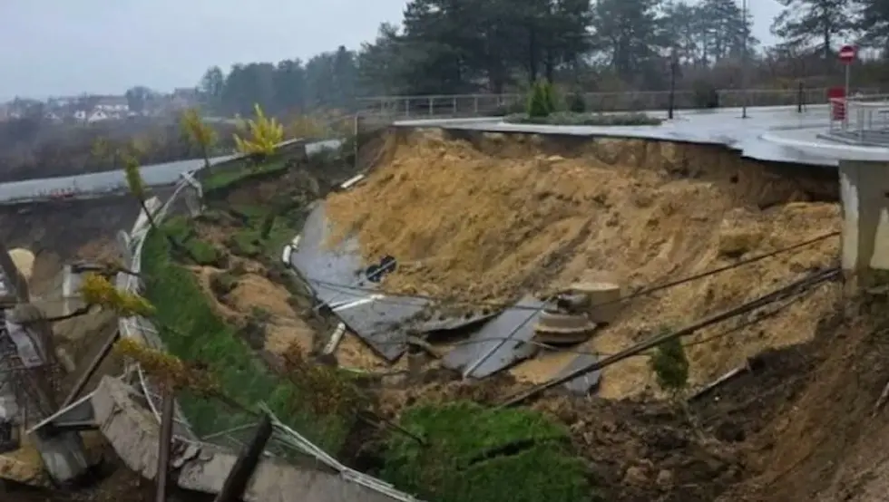 Обрушио се зид