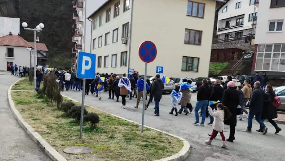 Срамотно: Ратне заставе тзв. Армије БиХ у дефилеу кроз Сребреницу поводом "празника"