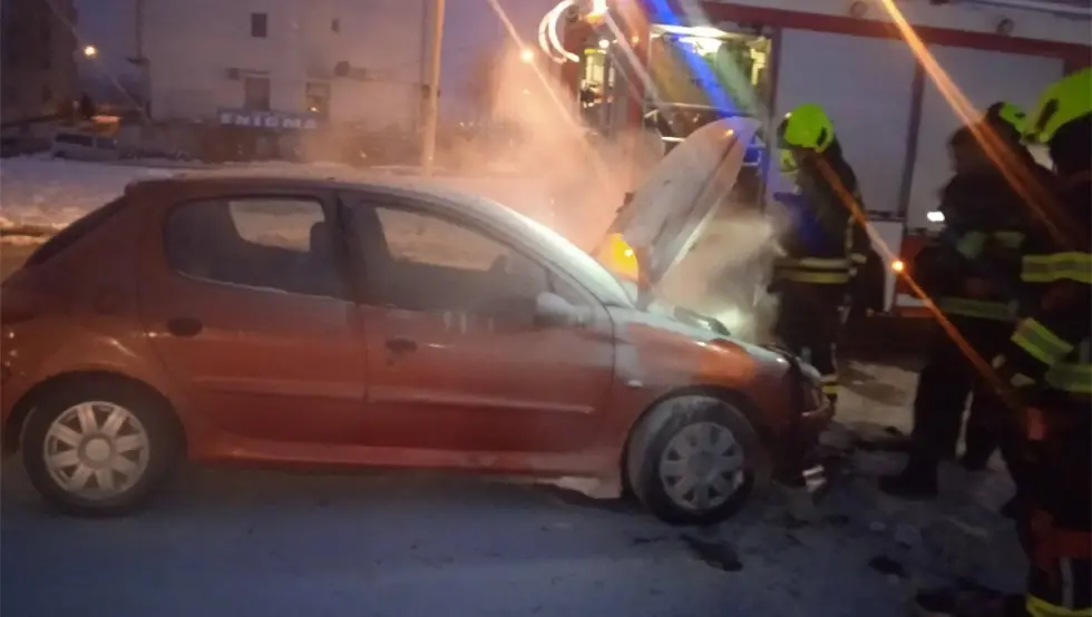 (ФОТО) Горио аутомобил у Бањалуци