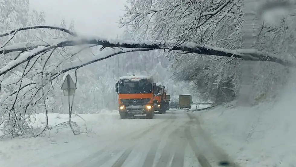 (ФОТО) И у Теслићу саобраћај отежан, бројна насеља без струје