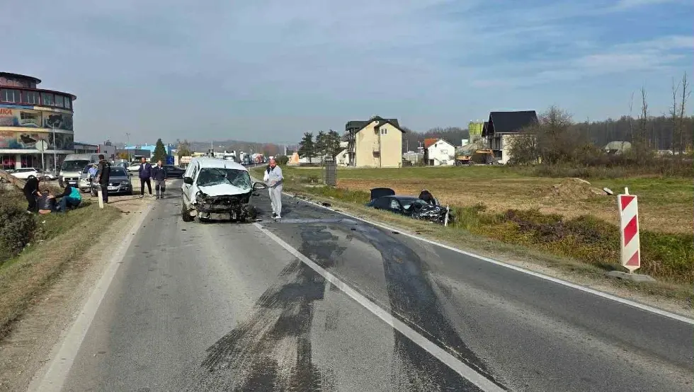 Још једна удес код Живиница, возило завршило у каналу