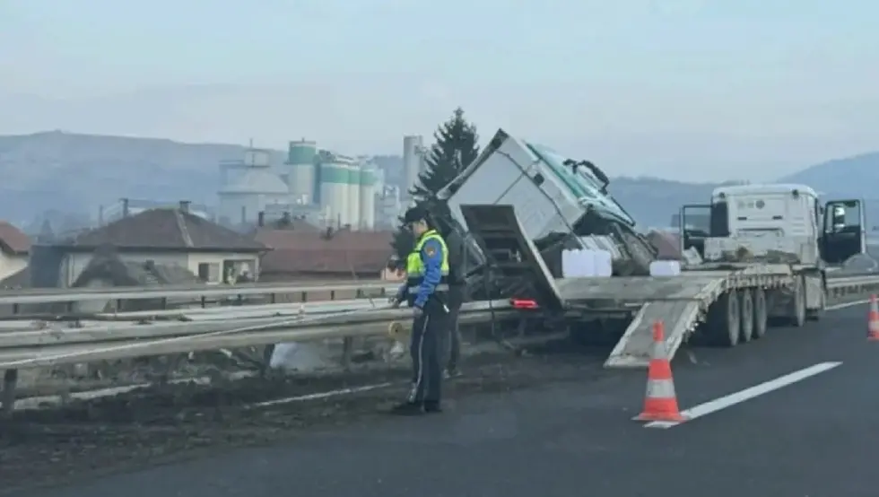 Хаос на аутопуту код Какња: Камион пао с приколице на друго возило