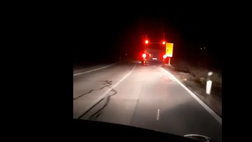 Два малољетника украла аутобус, па направила хаос: Возили без свјетла и ударали у знакове