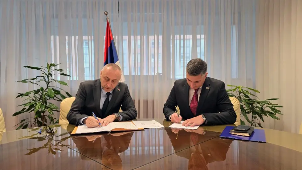 Егић и Шкипина потписали јавни позив за средства за запошљавање