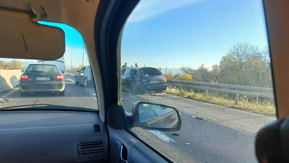 Тежак удес у Залужанима: Судар три возила, једном отпао точак