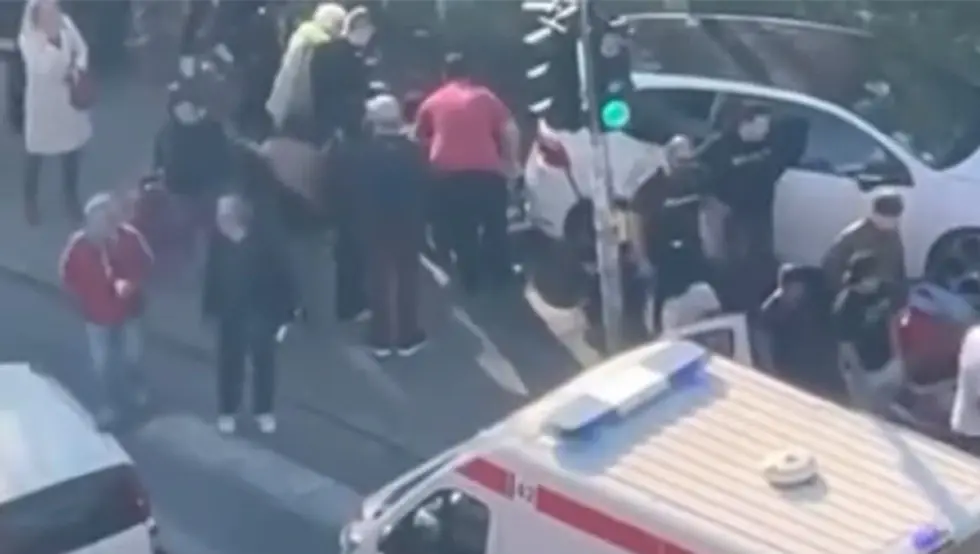 (ВИДЕО) Аутомобил улетио међу уличне продавце у Београду, има повријеђених