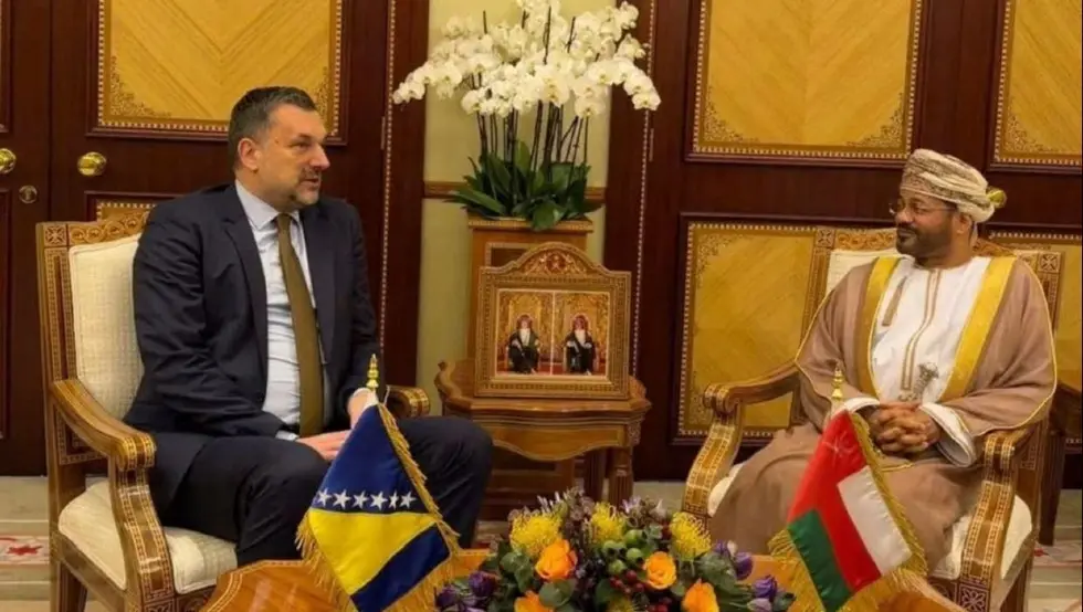 Конаковић се куне у достојанство БиХ, а сједи испред наопако окренуте заставе