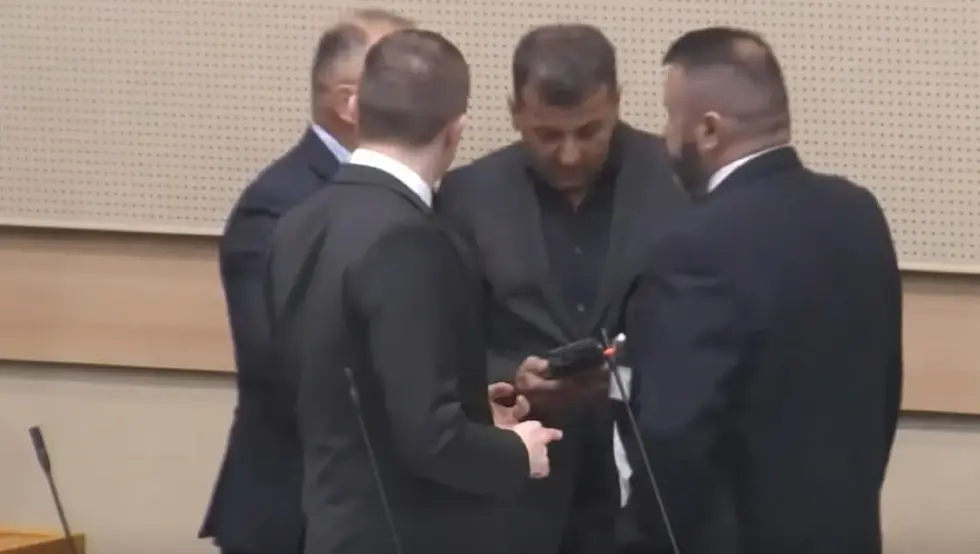 (ВИДЕО) Вукановић изведен из сале након оштре расправе са Стевандићем