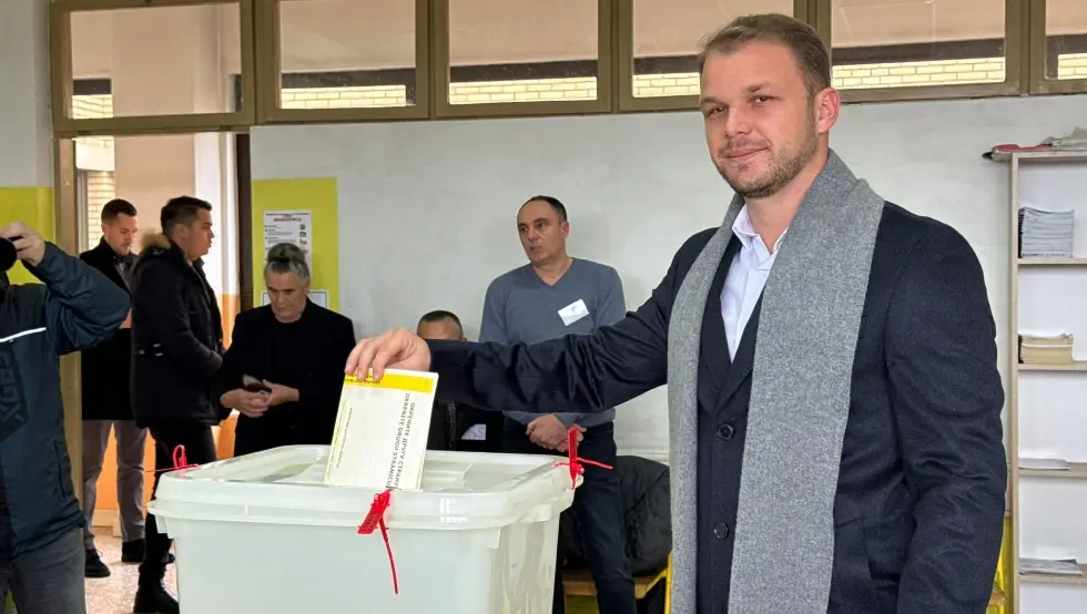 Градоначелник Бањалуке гласао у пратњи бабе Госпаве