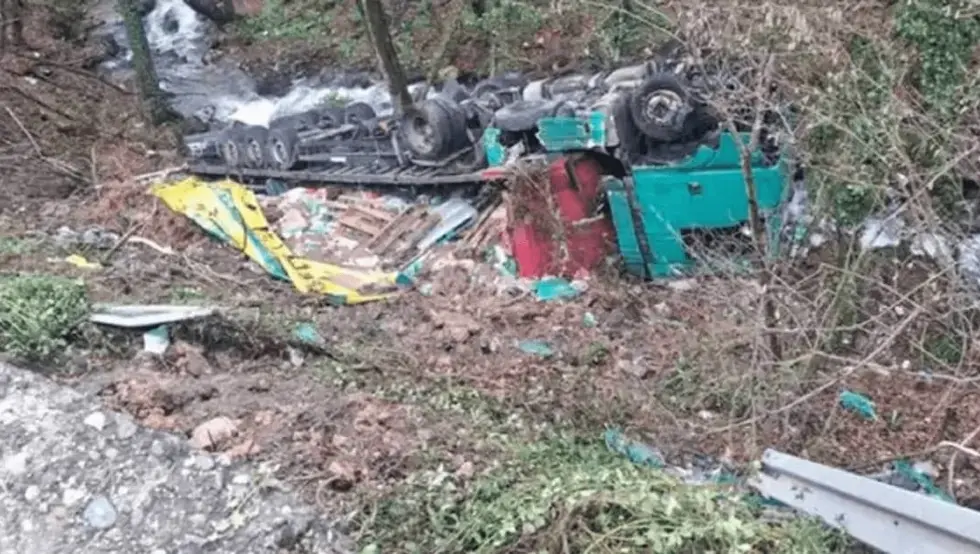 Камион код Власенице се сурвао у провалију: Возач заспао за воланом?