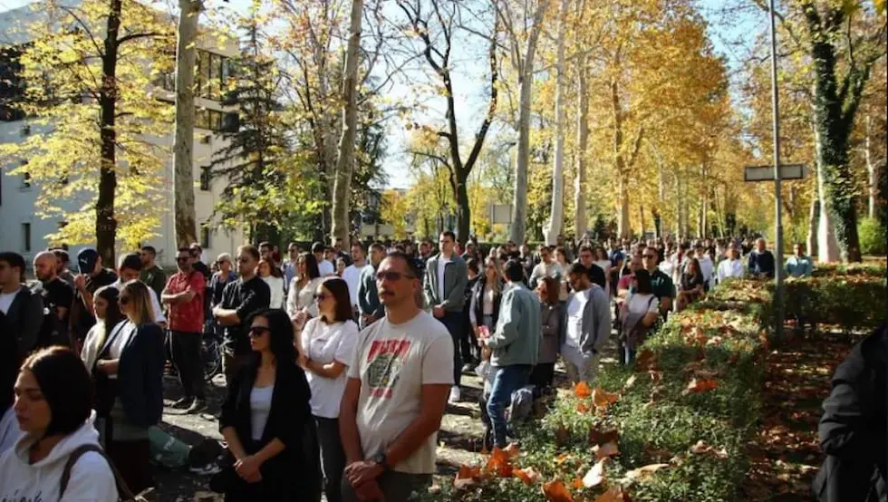 Бањалучани и студенти одали почаст жртвама новосадске трагедије: 16 ружа за 16 жртава