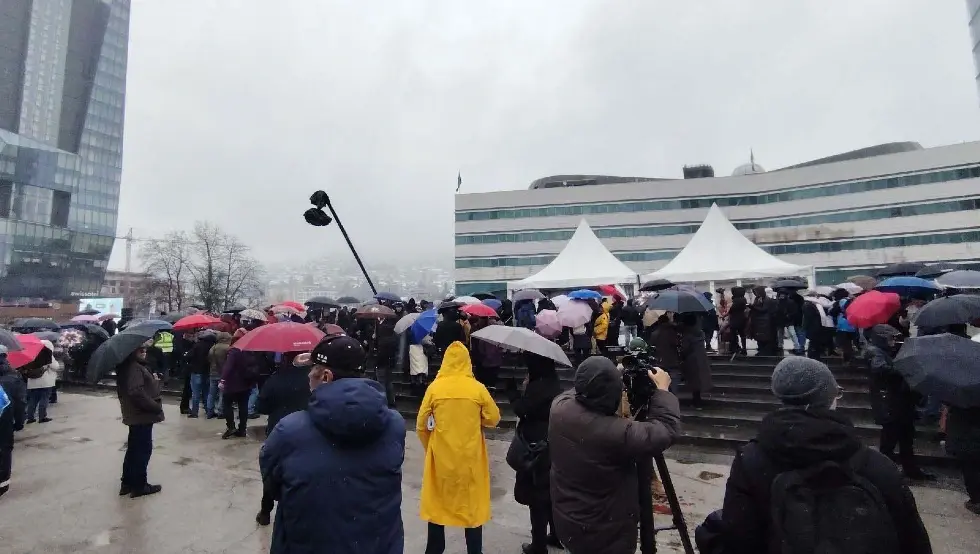 Протест радника БХРТ-а  испред зграде Парламентарне скупштине БиХ