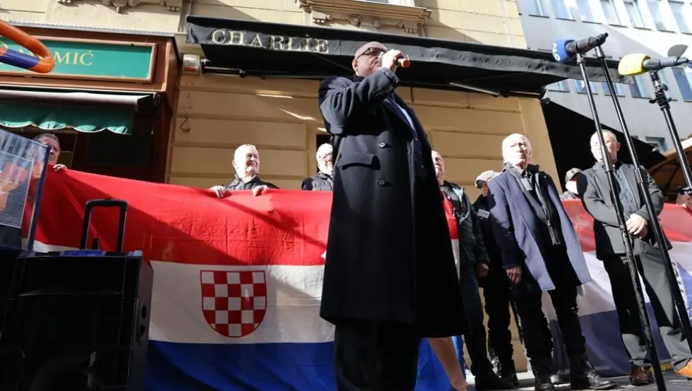 Екстремни десничари испред Српског народног вијећа у Загребу пуштали Томпсона