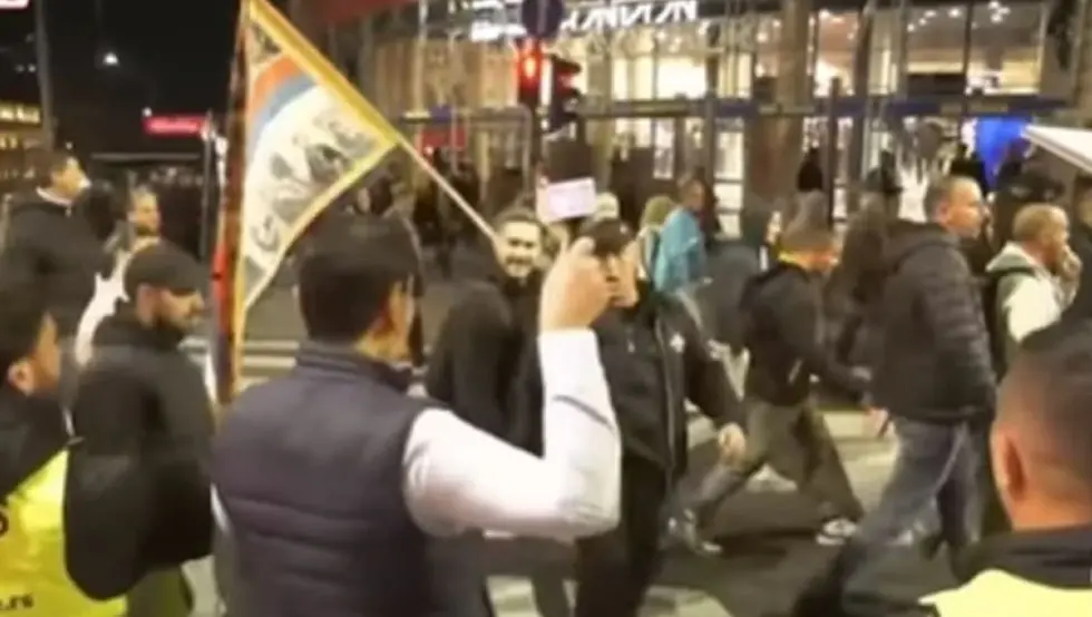 Нападнут Немања Шаровић: Избили му микрофон и шутирали га, летјеле флаше и петарде