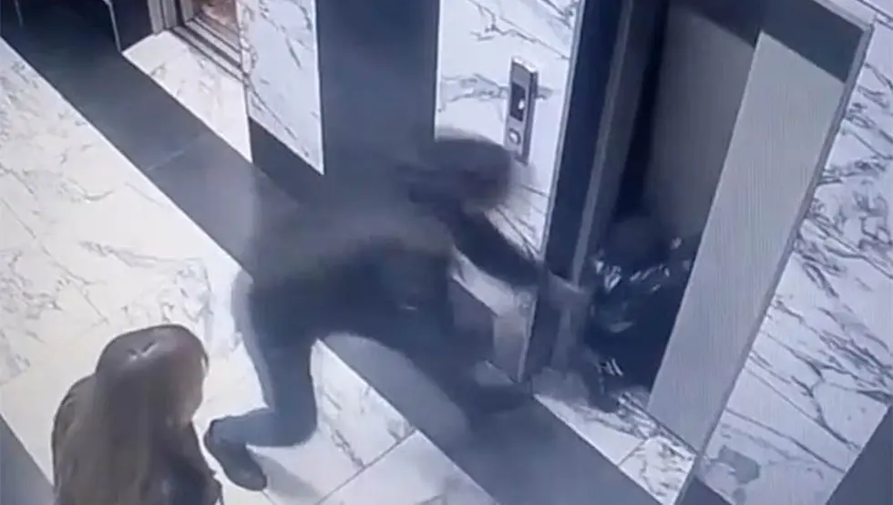 Дјечак упао у окно лифта