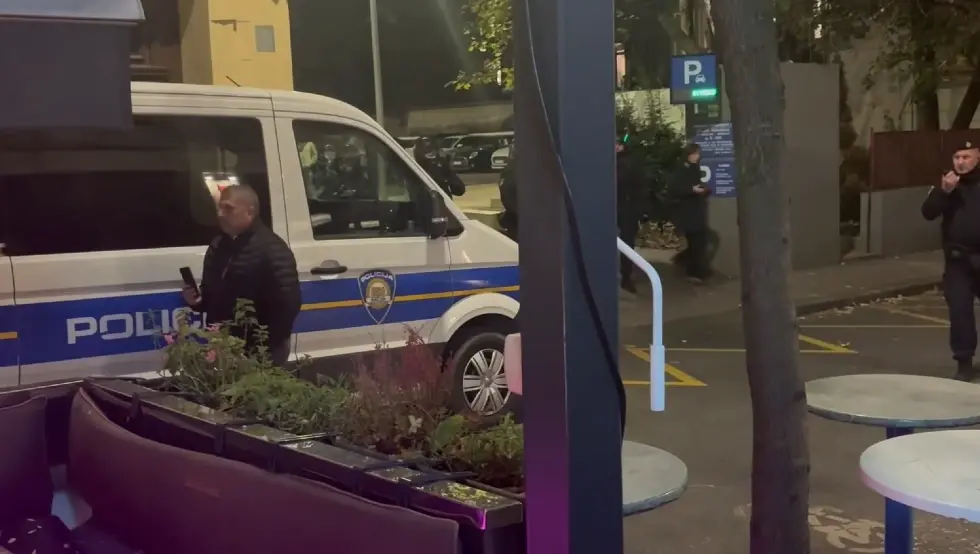 Загреб хулиган испред просторија Српског културног центра