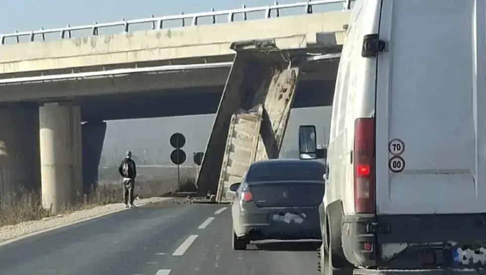 (ВИДЕО) Несхватљиво: Кипом камиона ударио у надвожњак у Добој Југу