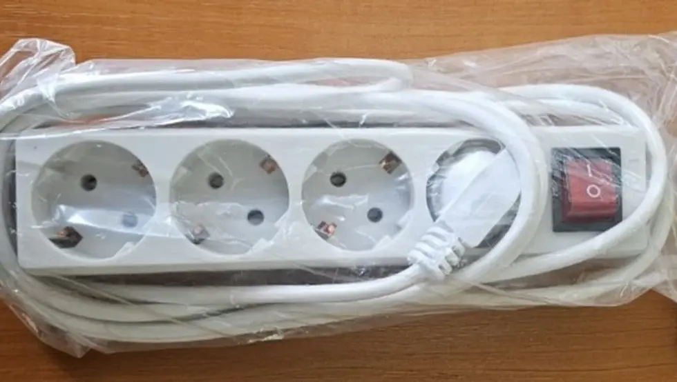 Повучени продужни кабл са четири утичнице и два држача за цуцле