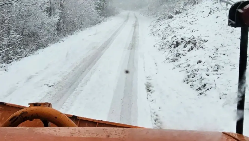 Снијег се задржава на коловозу, у вишим предјелима има поледице