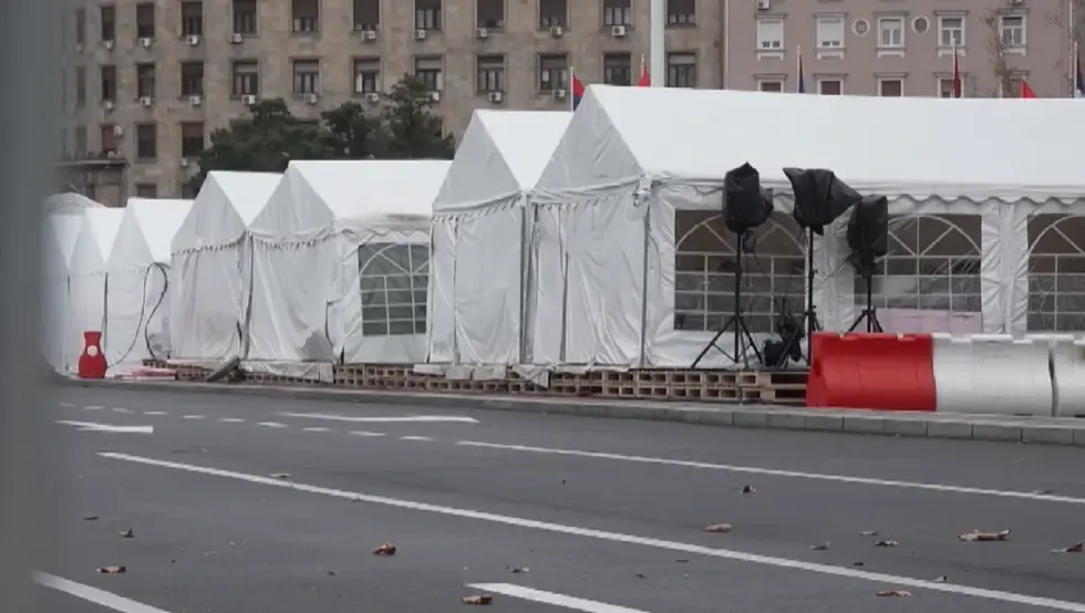 Вучић најавио уклањање "ћациленда" испред Скупштине Србије